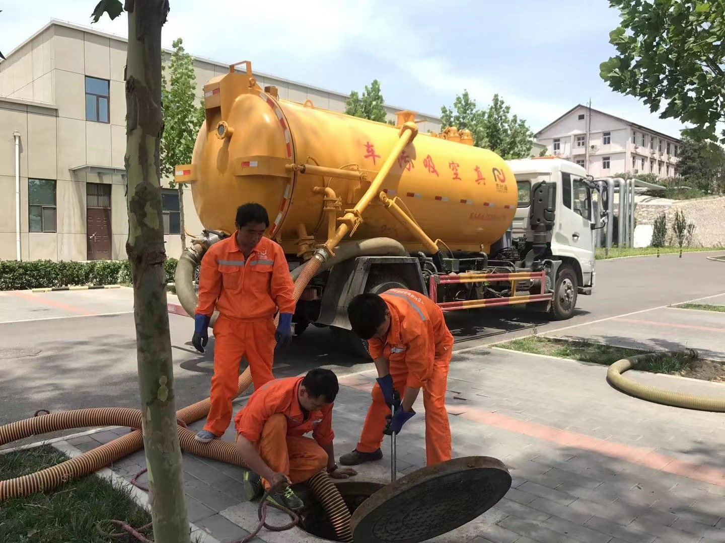 惠山管道疏通车停在窨井附近