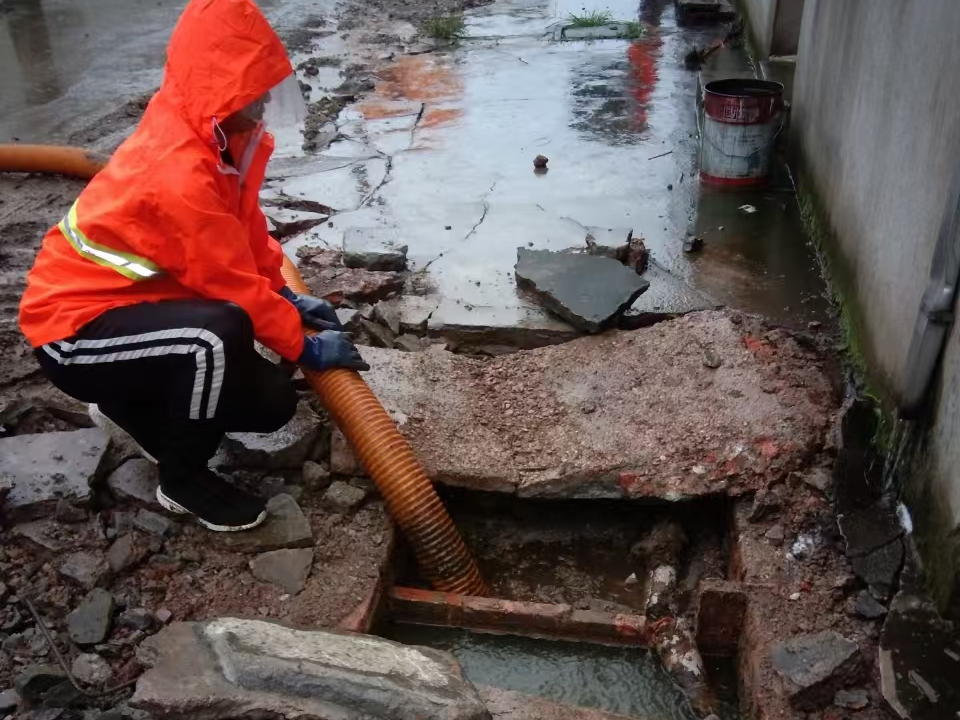 惠山专业清理污水池 炜誉市政以规范流程守护城市 “肠道”